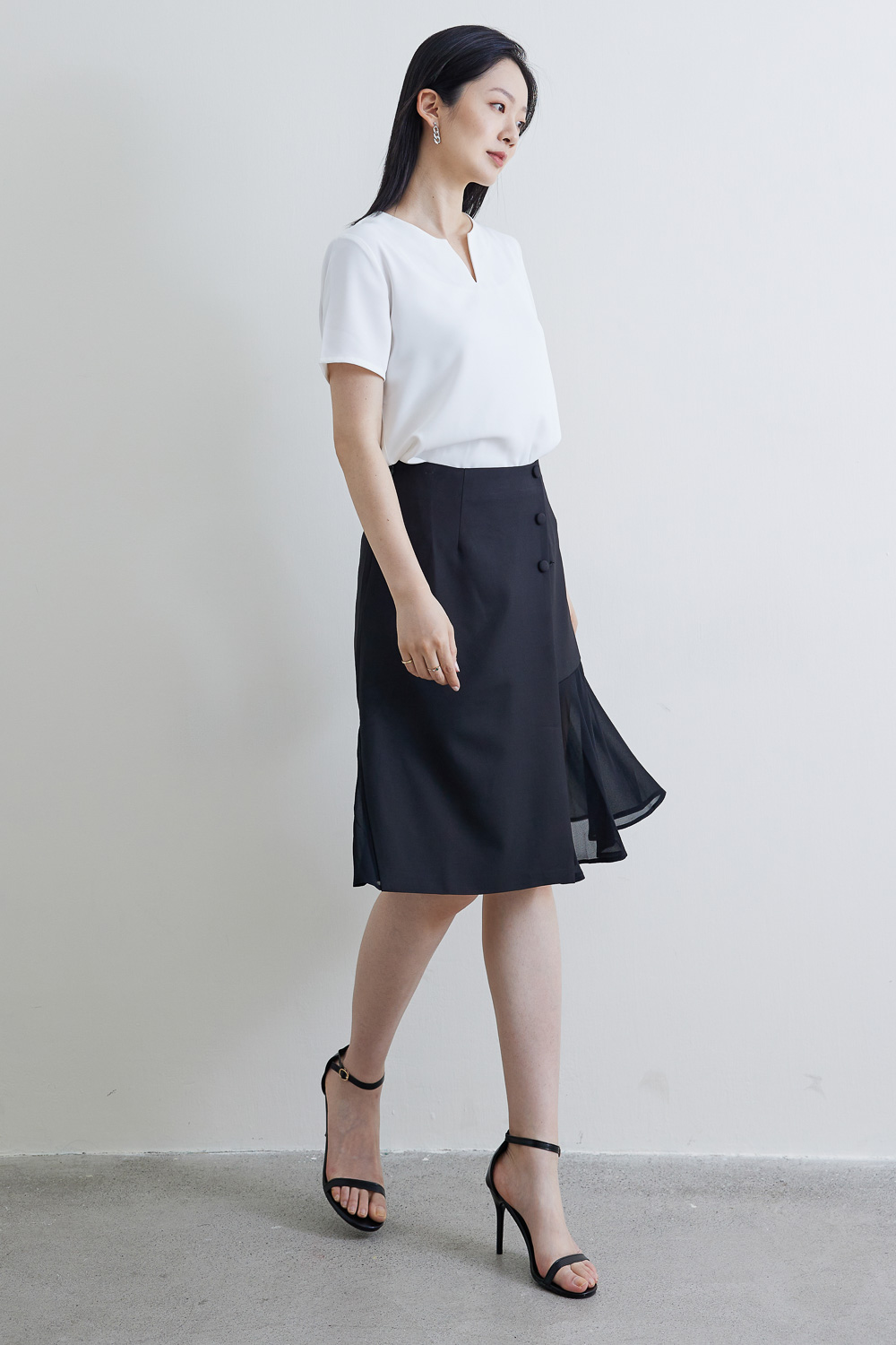 SST&C #Online Exclusive  Black Cut-Over Knee Skirt |  8361812004 (Outlet)_1