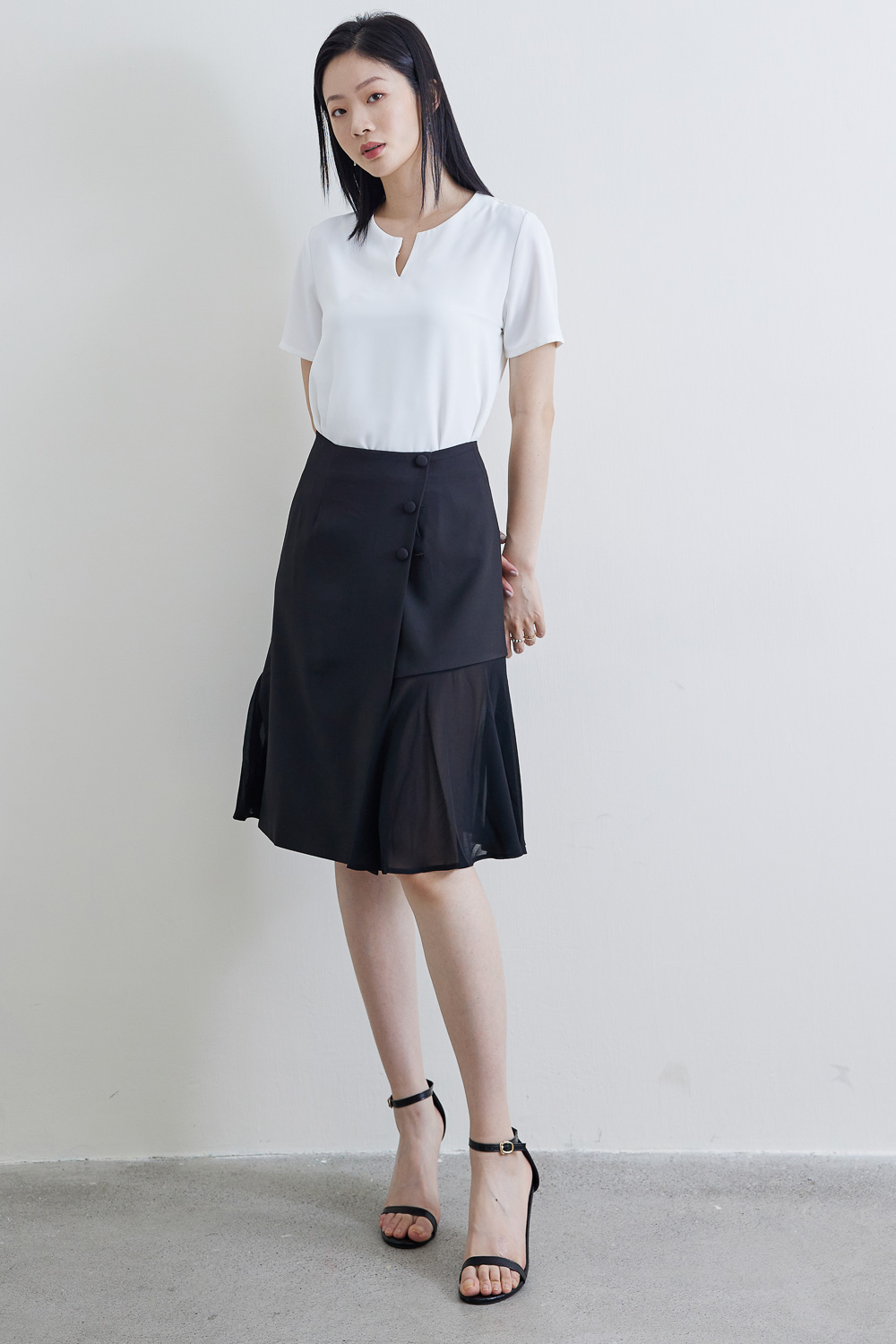 SST&C #Online Exclusive  Black Cut-Over Knee Skirt |  8361812004 (Outlet)_2