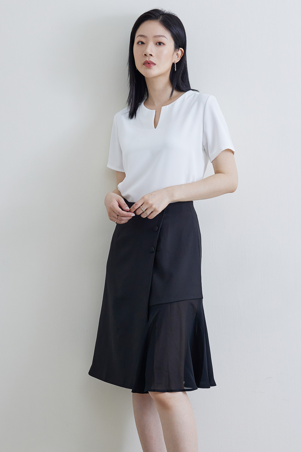 SST&C #Online Exclusive  Black Cut-Over Knee Skirt |  8361812004 (Outlet)_3