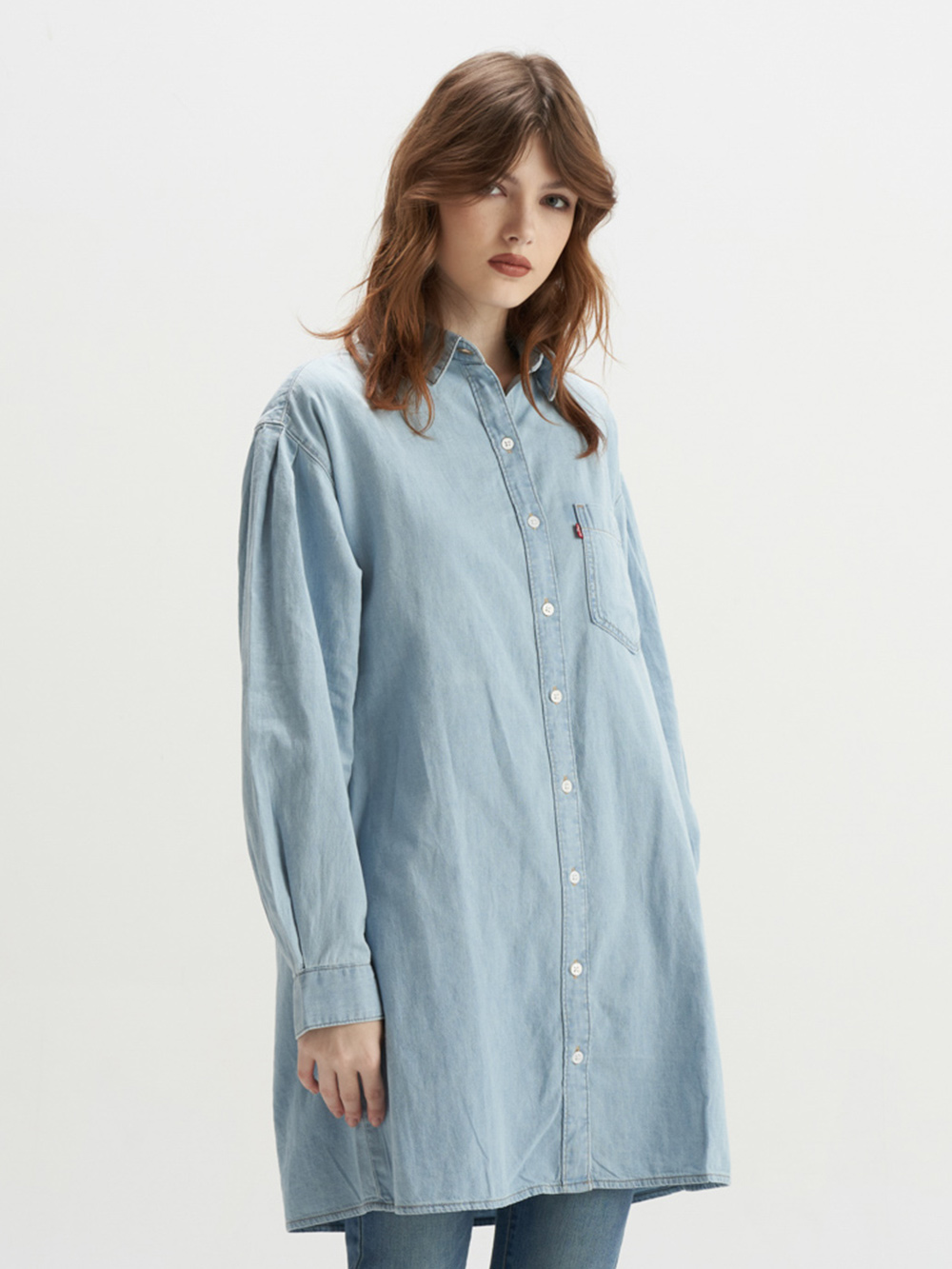 Levis 女款 長版寬鬆落肩牛仔襯衫洋裝 / 打摺寬袖 / 精工淺藍水洗 / 寒麻纖維 熱賣單品
