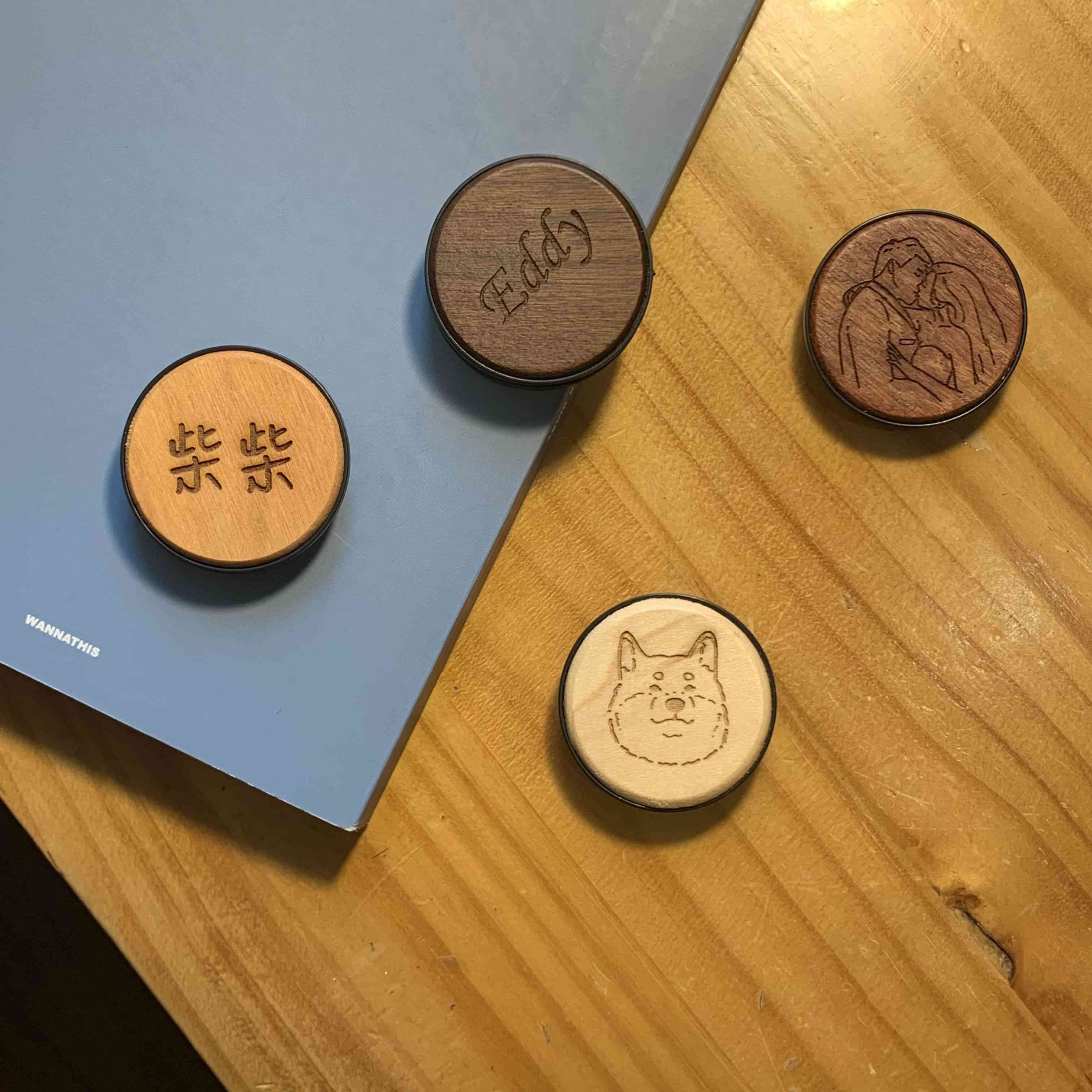 【此木の悠】客製化禮物_原木氣囊手機支架 可圖像/文字設計_1