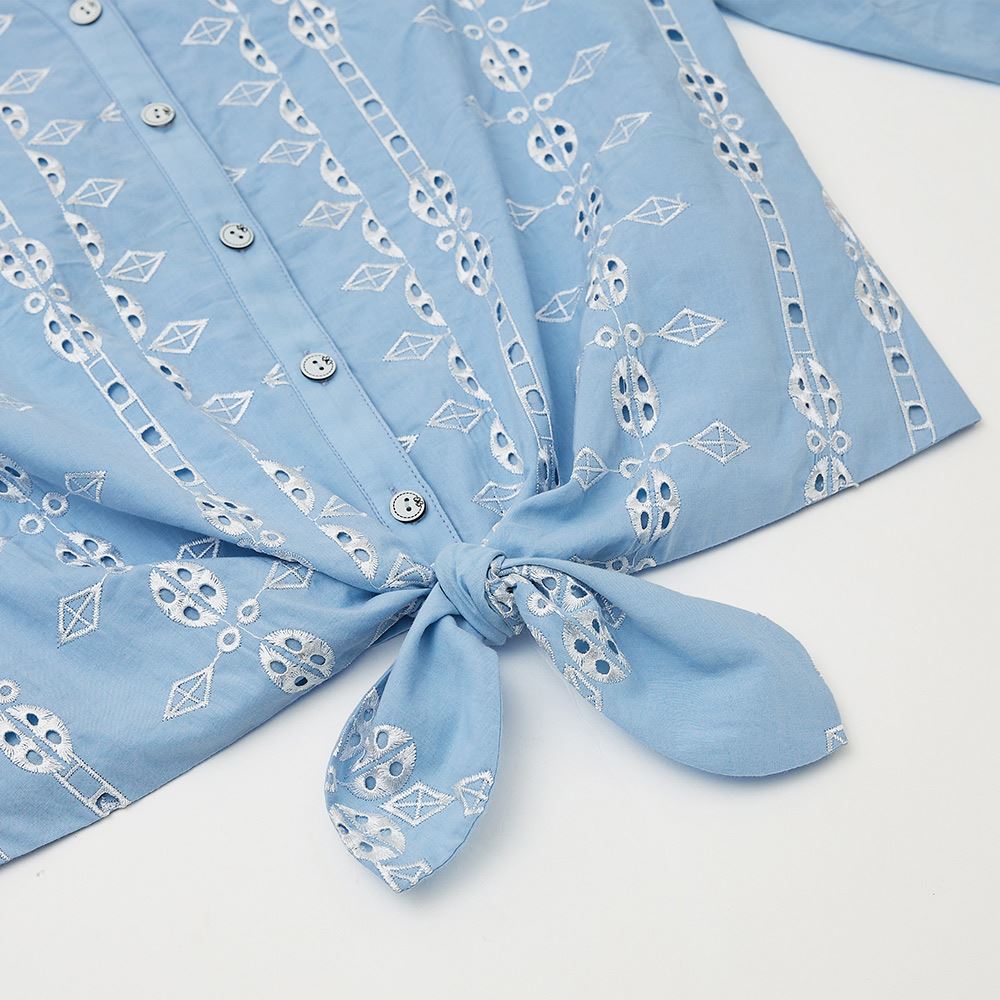 ILEY伊蕾 清新縷空刺繡短版綁結純棉上衣(淺藍色；M-XL)1233011050_3