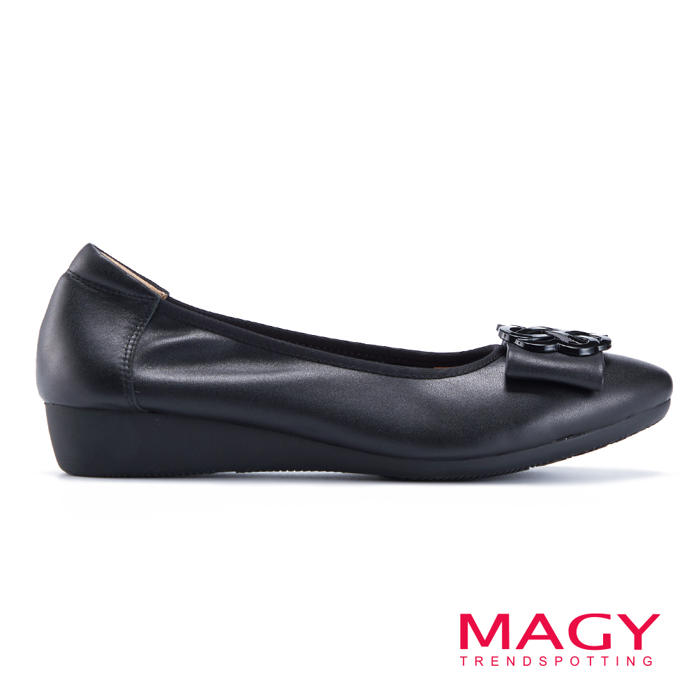 MAGY 蝴蝶結造型飾釦牛皮低跟鞋 黑色 #14217