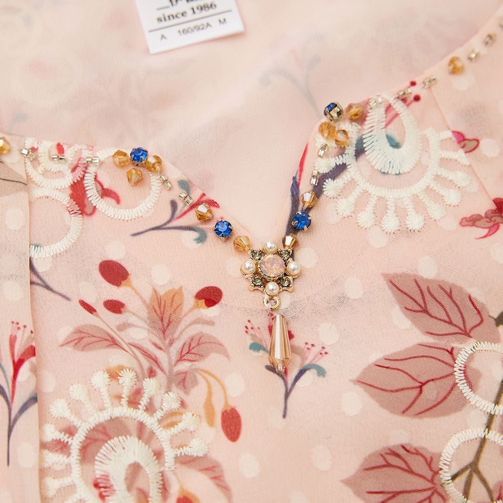 ILEY伊蕾 秋日花海刺繡雪紡上衣(淺粉色；M-2L)1233281405_2