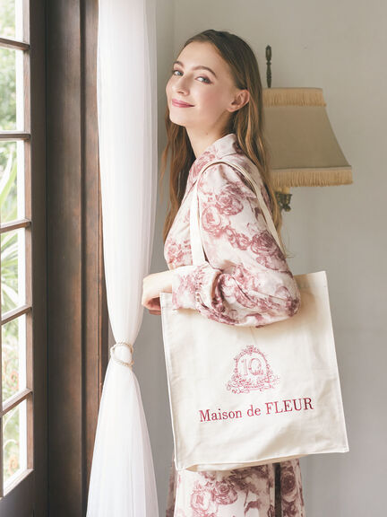 【WEB限定】10週年系列LOGO刺繡方形帆布袋(8S33F0J1800) - Maison de FLEUR