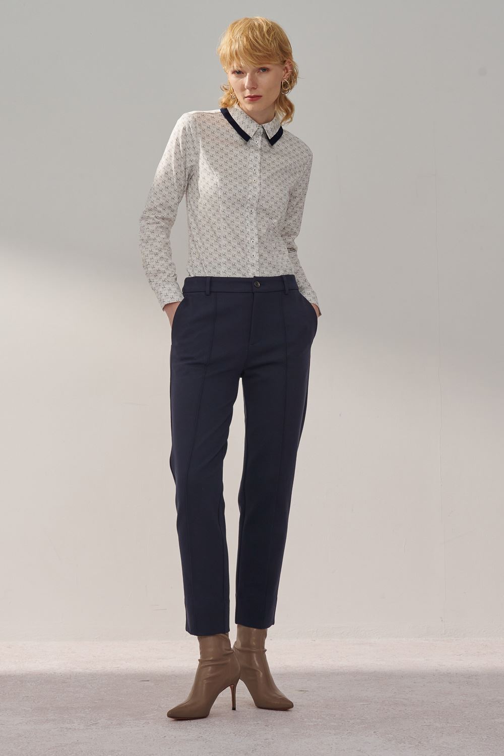 SST&C Dark Blue Low-Rise Slim Knitted Trousers | 8262310001  (Outlet)_0