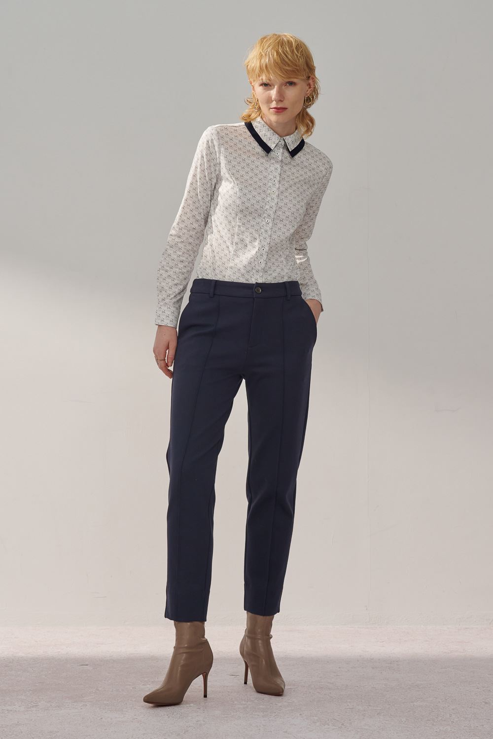SST&C Dark Blue Low-Rise Slim Knitted Trousers | 8262310001  (Outlet)_2