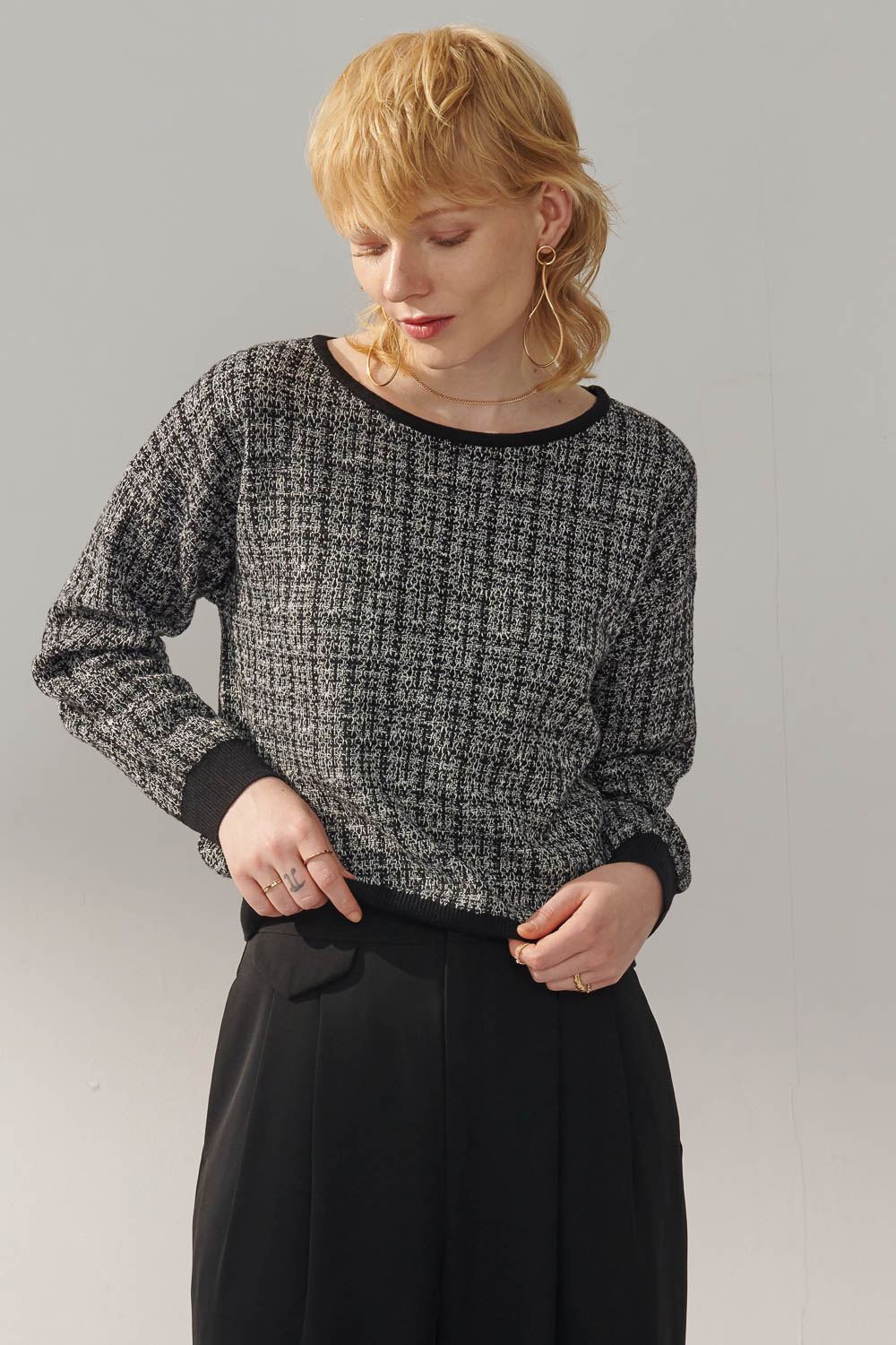 SST&C Black and White Gauze Tweed Off-Shoulder Sweater | 8662310007  (Outlet)_0