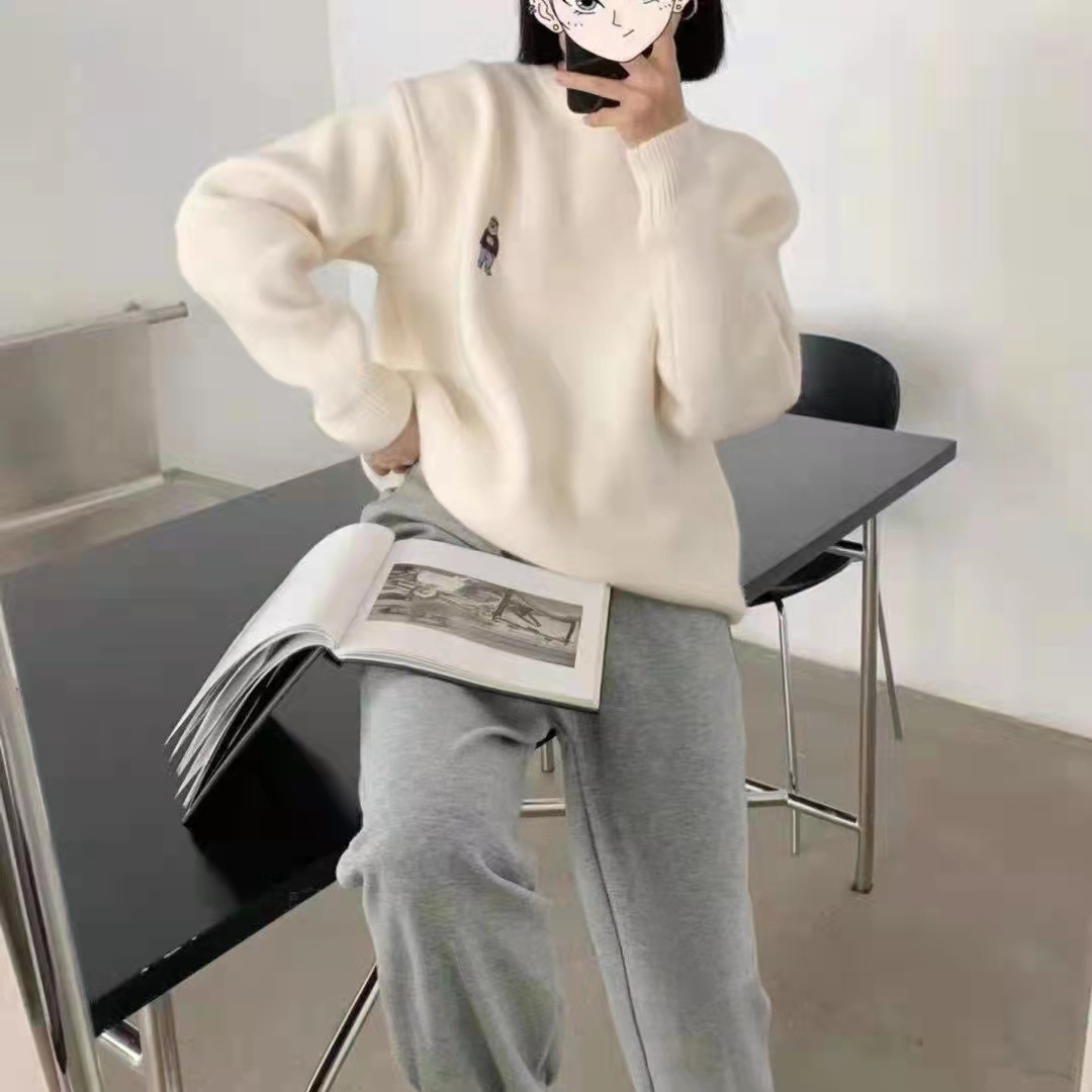 刺繡牛仔裝小熊圓領暖呼呼毛衣_0