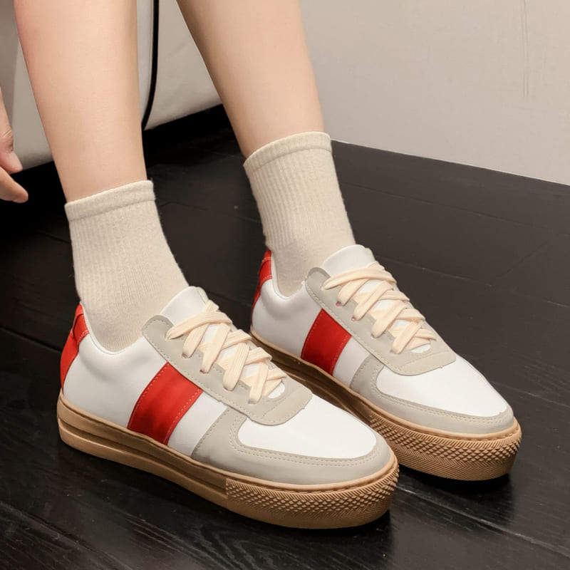 【現貨出清】【36-44全尺碼】白鞋．MIT簡約皮革拼色繫帶平底休閒包鞋．白鳥麗子_1