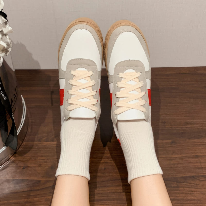 【現貨出清】【36-44全尺碼】白鞋．MIT簡約皮革拼色繫帶平底休閒包鞋．白鳥麗子_2