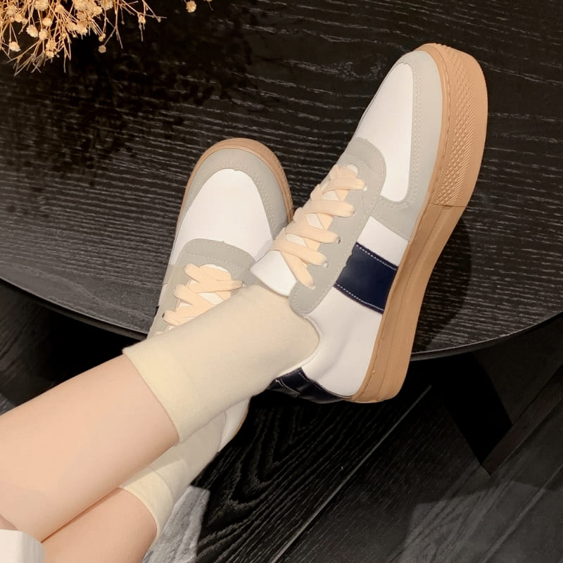 【現貨出清】【36-44全尺碼】白鞋．MIT簡約皮革拼色繫帶平底休閒包鞋．白鳥麗子_6