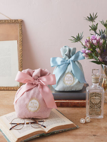 夢幻色彩緹花緞帶束口收納包(8A34FSJ0300) - Maison de FLEUR