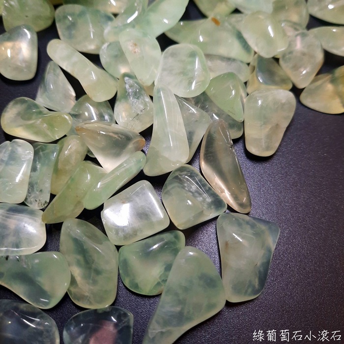 馬利綠葡萄石小滾石 Green Prehnite ~財富，親和力，占卜預言&希望之石，療癒與和諧_0