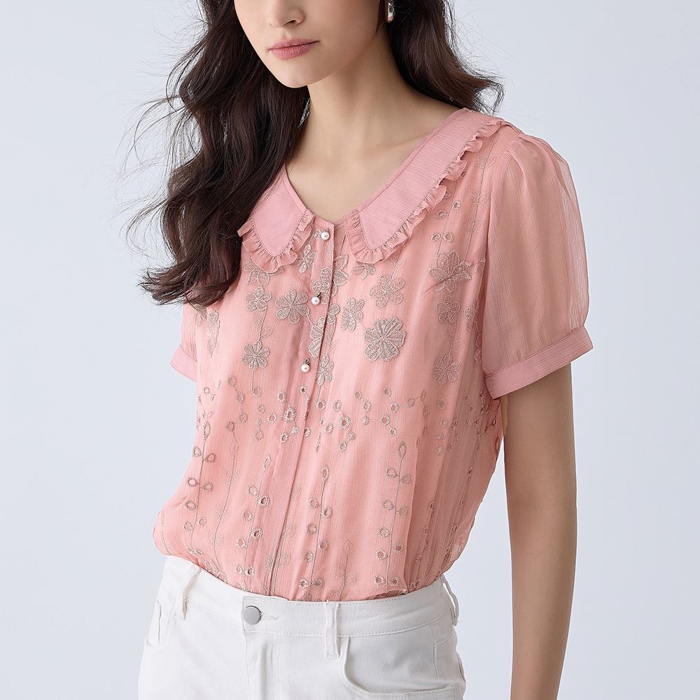 ILEY伊蕾 縷空刺繡荷葉領雪紡上衣(粉色；M-XL)1242181808_0