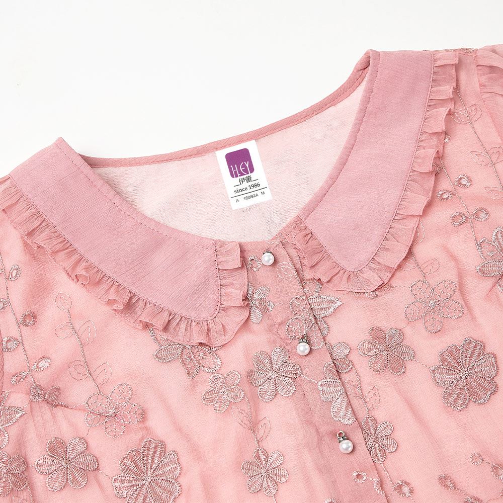 ILEY伊蕾 縷空刺繡荷葉領雪紡上衣(粉色；M-XL)1242181808_2