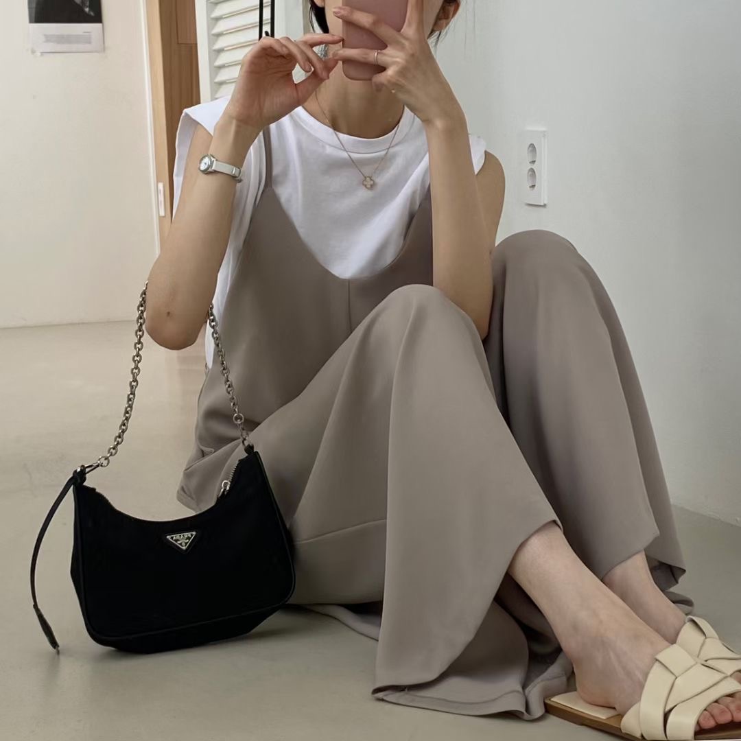 【限量現貨】連身褲．休閒素面口袋細肩吊帶長寬褲．白鳥麗子_1