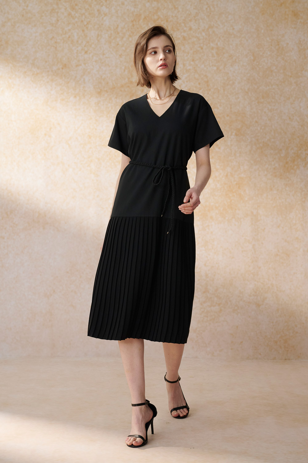 SST&C黑V領壓褶長洋裝｜8562404006 (outlet)_2
