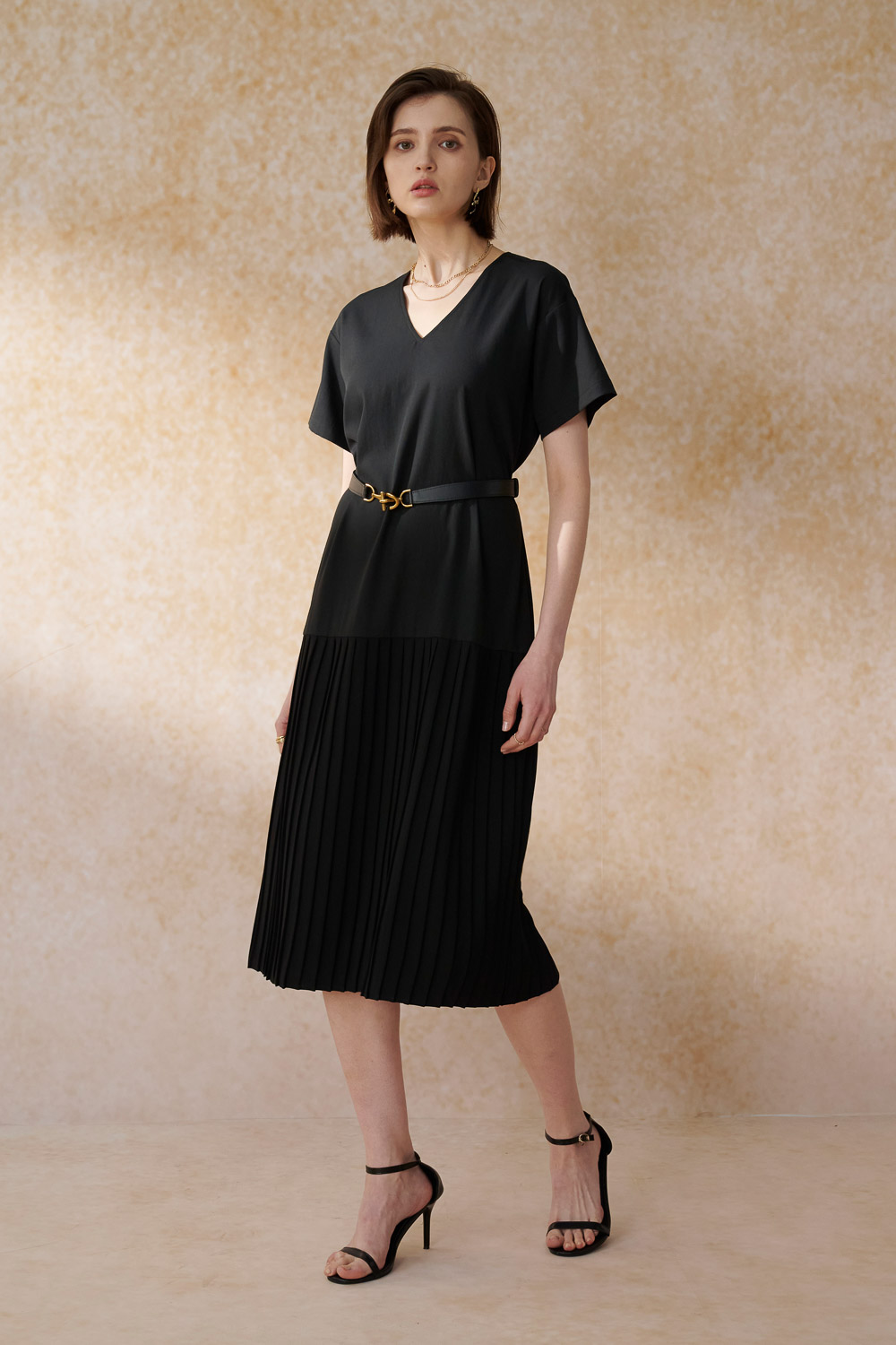 SST&C黑V領壓褶長洋裝｜8562404006 (outlet)_4
