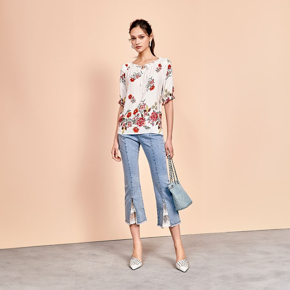 ILEY伊蕾 浪漫花卉荷葉邊縲縈上衣(白色；M-XL)1242071409_0