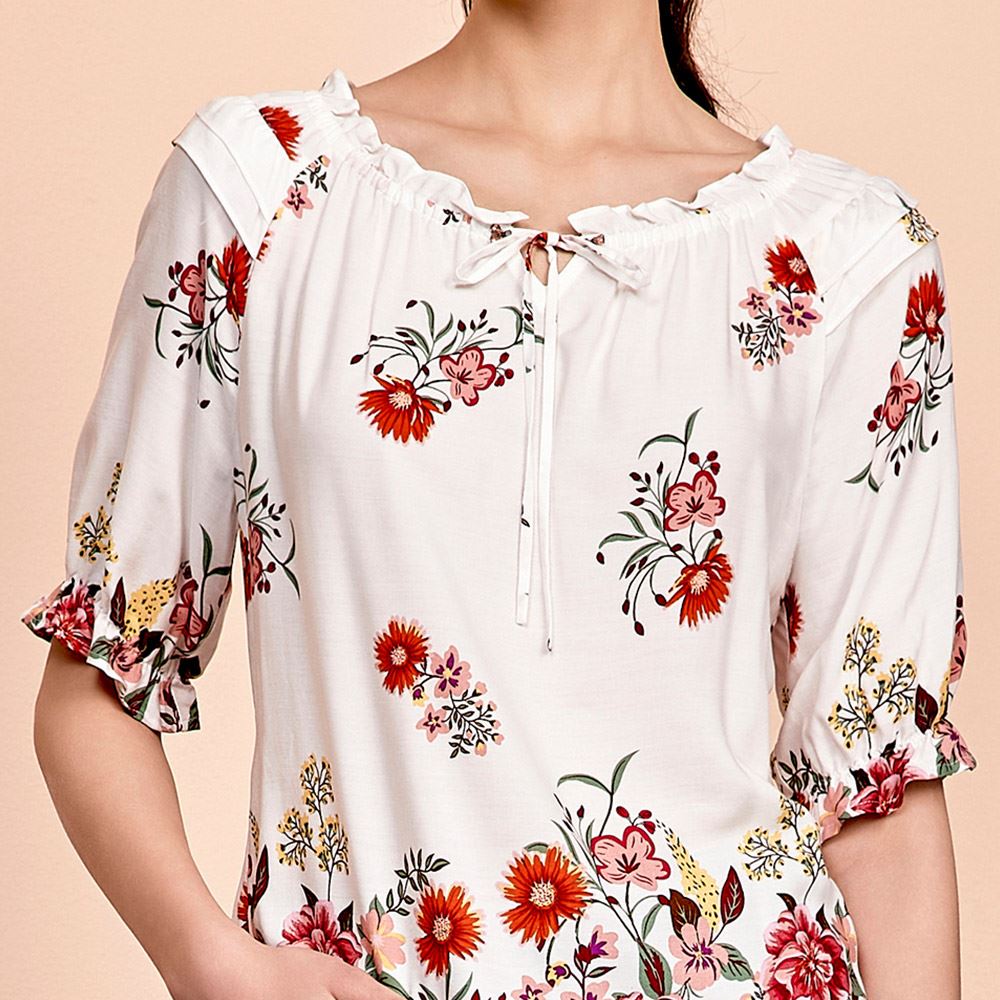 ILEY伊蕾 浪漫花卉荷葉邊縲縈上衣(白色；M-XL)1242071409_2