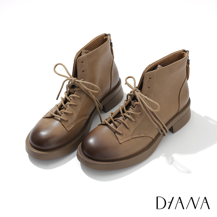 DIANA 4.5 cm擦色軟牛皮綁帶後拉鍊式低跟短靴 卡其 #53901