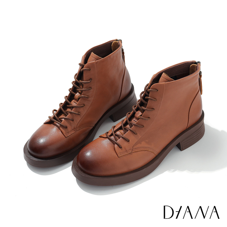 DIANA 4.5 cm擦色軟牛皮綁帶後拉鍊式低跟短靴 咖啡 #53901
