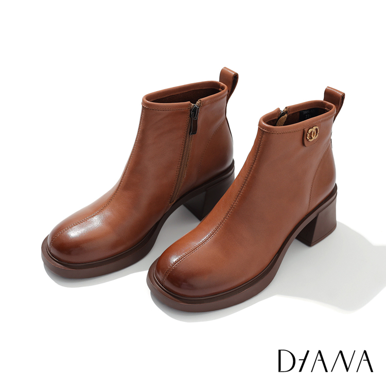 DIANA 6 cm 軟牛皮金屬飾扣中高跟短靴 咖啡 #53904