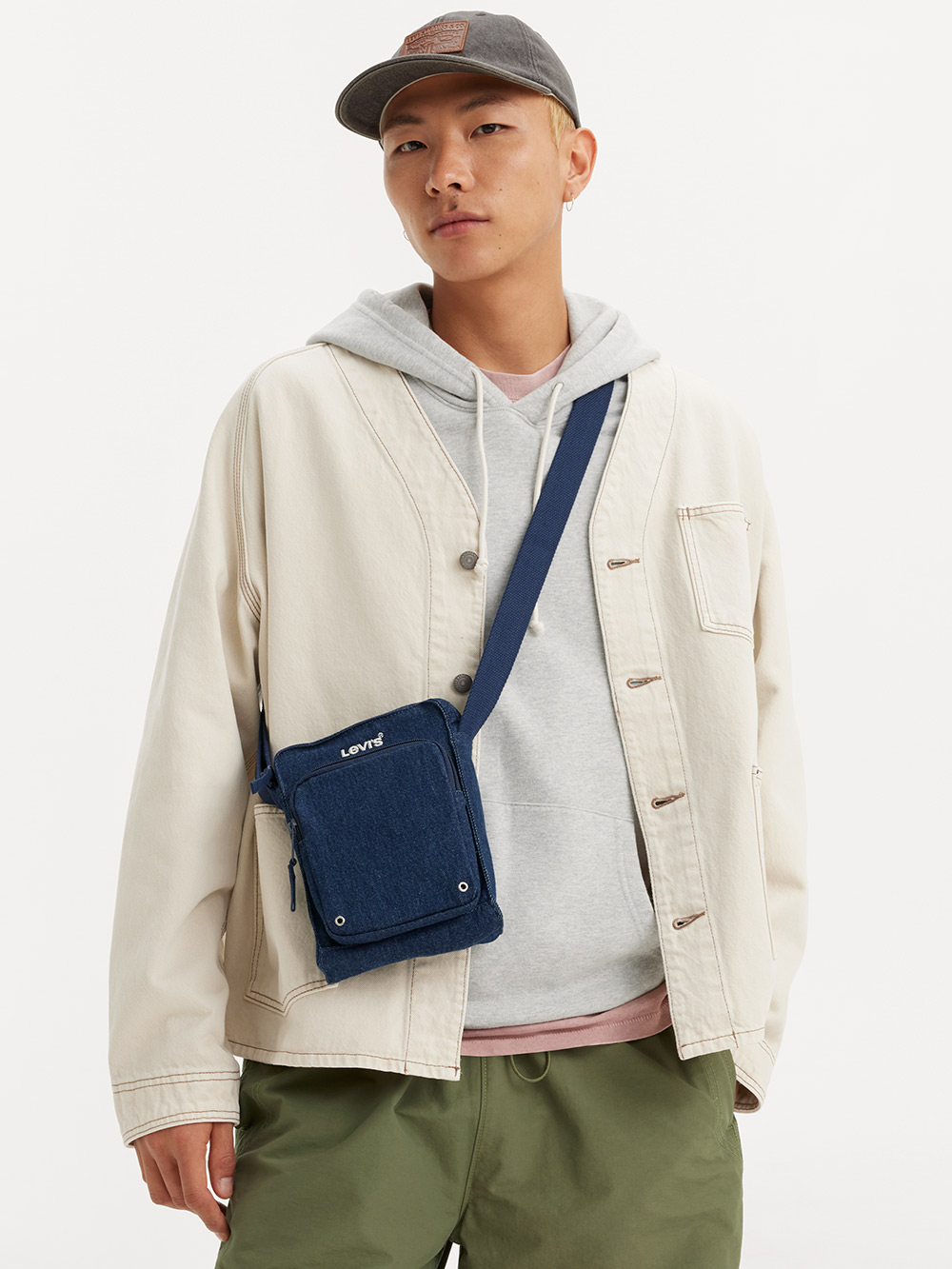 Levi's® 經典單寧牛仔斜背小方包 人氣新品_0