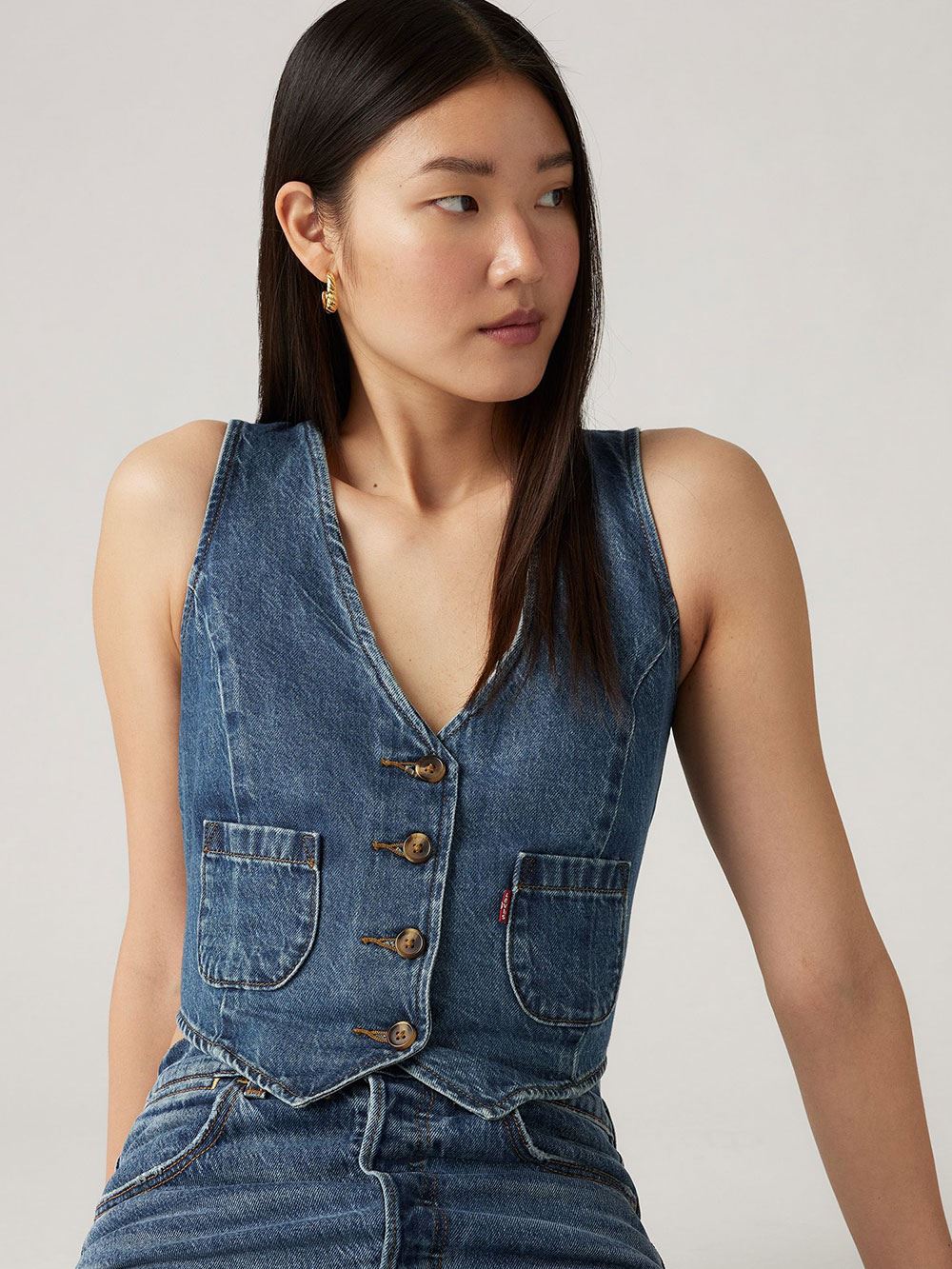 Levi's® 女款 深V復古丹寧牛仔背心 人氣新品