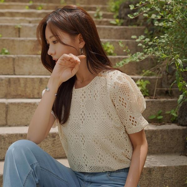 韓國製．渡假風純色蕾絲簍空圓領短袖上衣．白鳥麗子_4