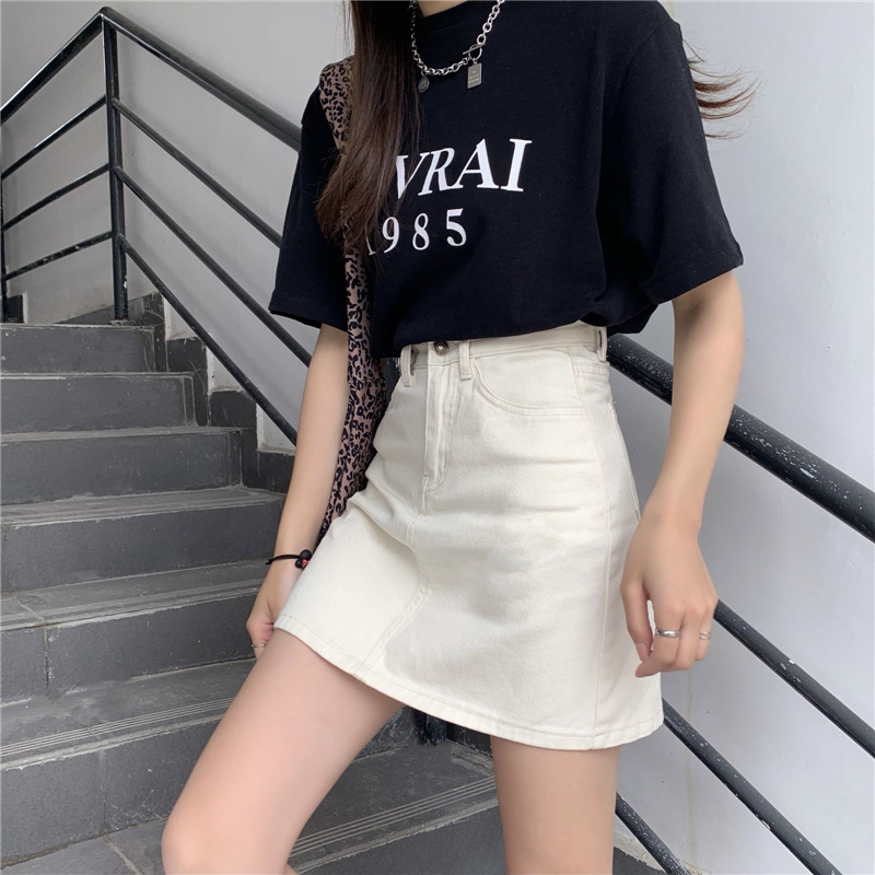 甜美拿捏住奶杏色牛仔短裙_0